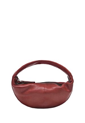 Piccola borsa a mano in pelle bordeaux curva con un manico singolo e una chiusura con cerniera superiore su sfondo bianco.