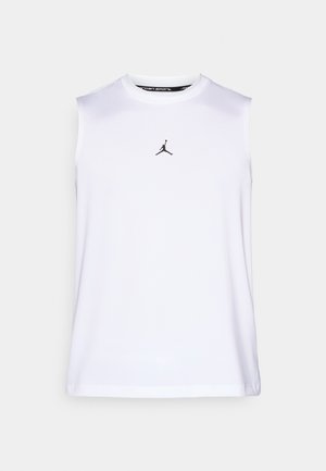 Balts bezroku sporta krekls no gludas auduma ar nelielu melnu Jordānas logotipu uz krūtīm, apaļu kakla izgriezumu un bez sānu šuvēm.