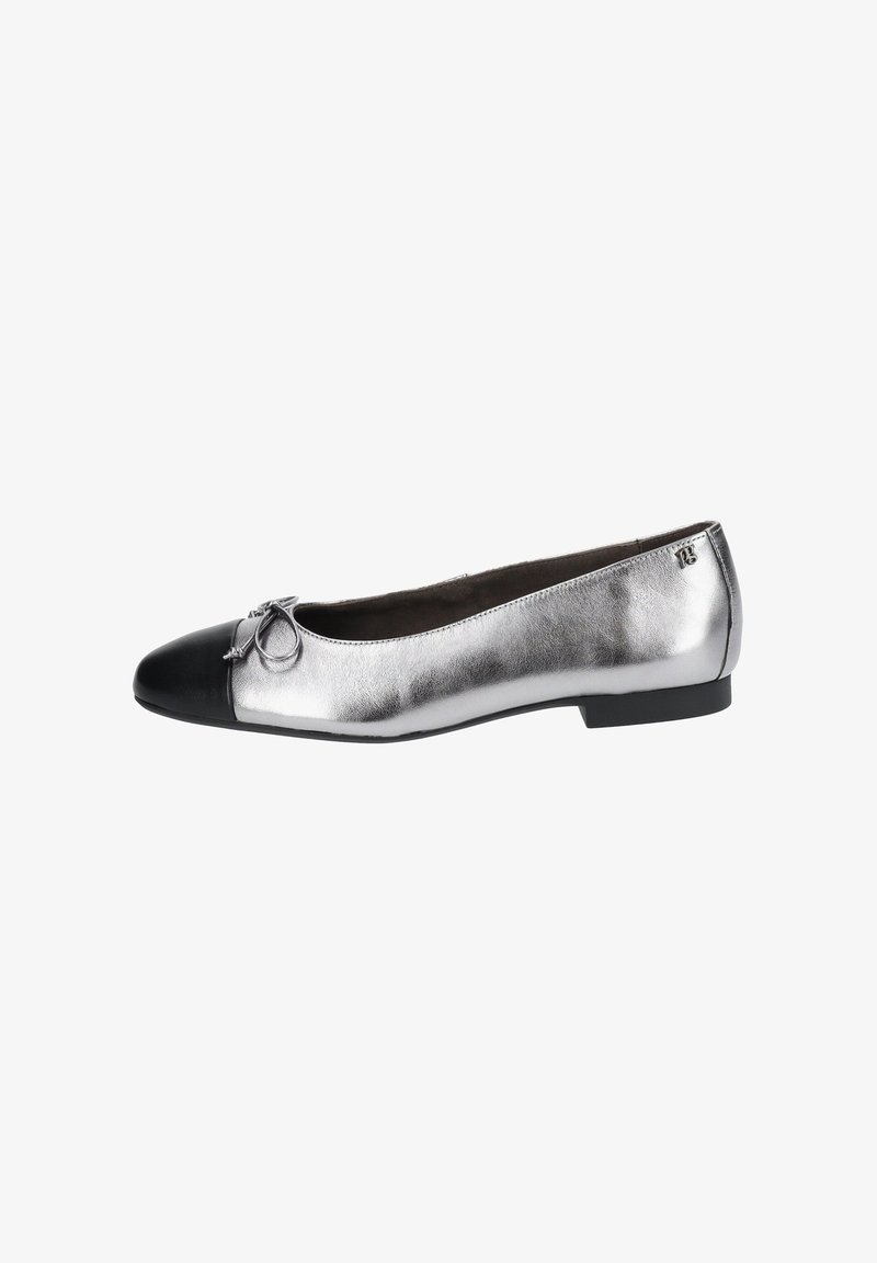 Ballerine argentée avec embout arrondi noir et petit nœud, talon bas et logo près du talon.