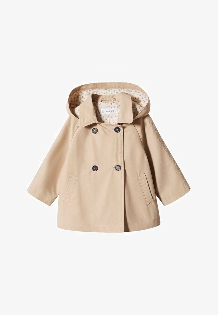 Beige Kapuzenregenmantel mit doppelt breiter Knopfleiste, zwei Seitentaschen und einem gemusterten Innenfutter. Weiche, glatte Textur.