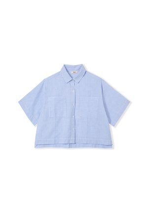 Camisa recortada de rayas azules y blancas con cuello, mangas cortas y dos bolsillos frontales. Hecha de tela ligera.