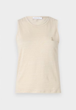 Beidzīga bez piedurknēm topa no mīksta auduma, ar apaļu kakla izgriezumu un mazu metāla logotipa akcentu kreisajā krūšu daļā.