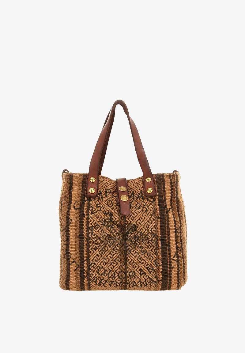 Borsa in tessuto intrecciato con un motivo geometrico marrone e nero, manici in pelle e accessori in tonalità oro. Parte superiore aperta con chiusure a bottone.