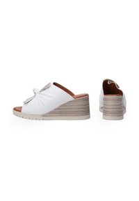 Witte wedge sandalen met een bovenwerk van gedraaid stof, metallic accent en een gestructureerde beige zool, met een open teen en een rugloos ontwerp.