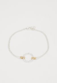 Pulseira de prata com duas correntes, apresentando um realce circular dourado torcido e fecho com clasp de lagosta. Textura suave e design delicado.