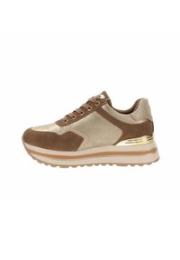 Bruine en gouden sneaker met een bovenwerk van gemengde materialen, waaronder suede en leer, ronde neus, gouden accent op de hak en een getextureerde outsole.