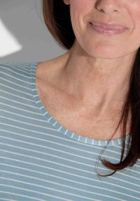 Lichtblauw gestreept shirt met korte mouwen en een ronde hals. Glad stoftextuur met smalle witte strepen en een getailleerd ontwerp.