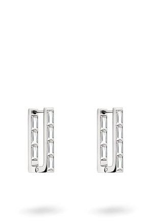 Silberfarbene Ohrringe in rechteckiger Form, die mit mehreren klaren Baguette-geschliffenen Kristallen vertikal angeordnet sind. Glatte Textur und modernes Design.