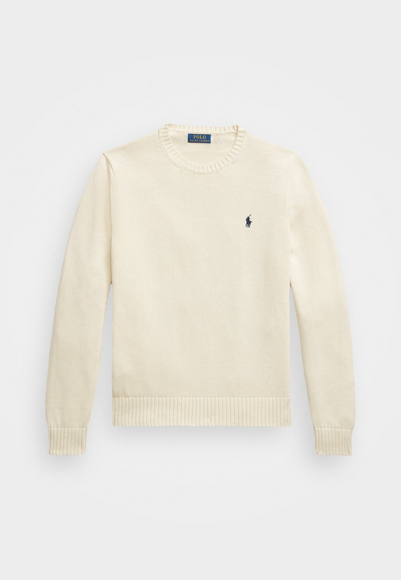 Maglione a maglia color crema con collo a giro, orlo e polsini ribattuti, dotato di un piccolo logo navy sul lato sinistro del petto.