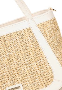 Sac à main en paille tissée avec des garnitures en cuir synthétique crème, présentant un motif géométrique, une forme rectangulaire et une plaque logo en métal.