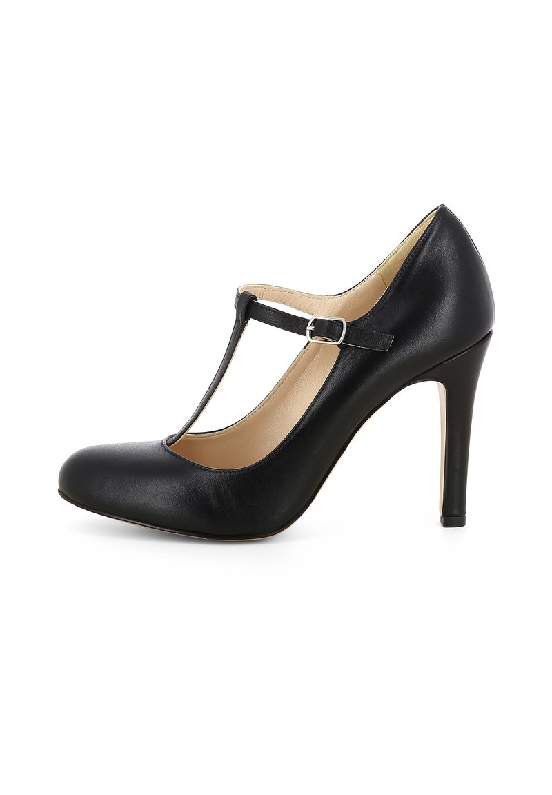 Scarpa nera in pelle con tacco alto, design a T-strap, punta arrotondata e finitura elegante. Presenta un dettaglio con fibbia metallica sulla cinghia.