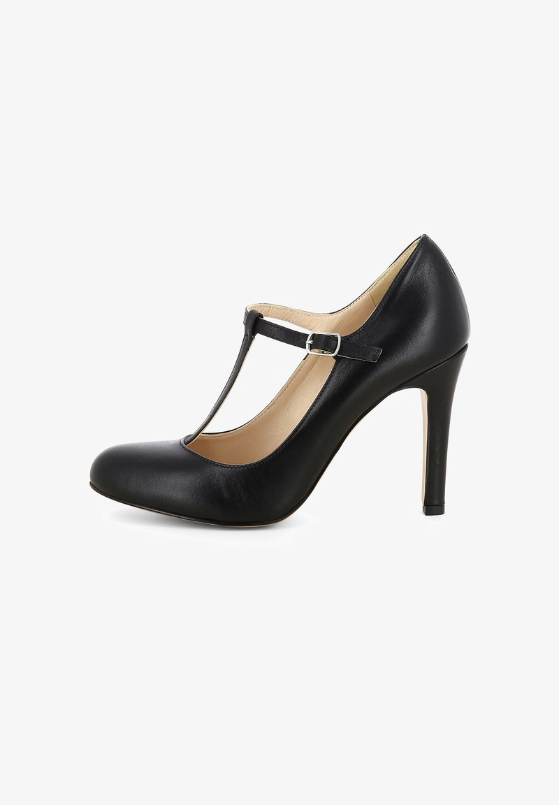 Scarpa nera in pelle con tacco alto, design a T-strap, punta arrotondata e finitura elegante. Presenta un dettaglio con fibbia metallica sulla cinghia.