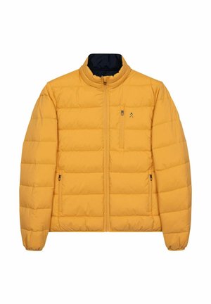 Chaqueta de plumas amarilla con un alto cuello. Presenta paneles acolchados horizontales, cierre frontal y dos bolsillos laterales con cremalleras.