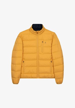 Gelbe Daunenjacke mit hohem Kragen. Mit horizontalen Steppnähten, einem Frontreißverschluss und zwei seitlichen Taschen mit Reißverschlüssen.
