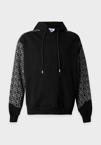 Sweat à capuche noir avec des manches à motifs présentant un texte blanc répétitif "GCDS", poche kangourou à l'avant et capuche à cordon sur un fond uni.