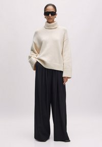 EDITED BUNDFALTEN SANDY - Stoffhose - schwarz