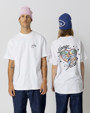 Camiseta de algodón blanca con un pequeño logo en el frente y un gráfico colorido en la parte posterior que presenta un diseño de una mujer con acentos en arcoíris.