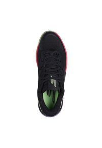Zapatilla deportiva negra con parte superior texturizada, acentos en rosa y verde, y cordones negros. Cuenta con una suela acolchada para soporte.