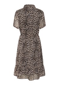 Lühikeste varrukatega leopardimustriga kleit beeži ja musta värviga, millel on krae ja kitsas vöökoht, flared seelikuosa ja kihiline ääreline.