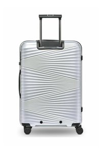 Maleta rígida plateada con un diseño texturizado y estriado, mango negro extensible y cuatro ruedas negras para estabilidad y movilidad.