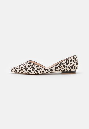 Flad sko med spids snude med hvid og sort leopardprint og en lav firkantet hæl på hvid baggrund.