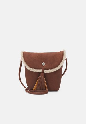 Bruine leren handtas met een zachte crèmekleurige rand, een drukknoopsluiting en een kwastje. Voorzien van een lange, verstelbare schouderband om te dragen.