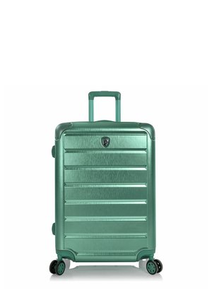 Valigia rigida verde con manico telescopico e quattro ruote girevoli mostrata frontalmente su sfondo bianco.