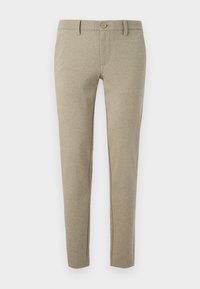 Pantalones beige de material texturizado, con cierre de botones y piernas ajustadas, que cuentan con bolsillos laterales y detalles de costura sutil.