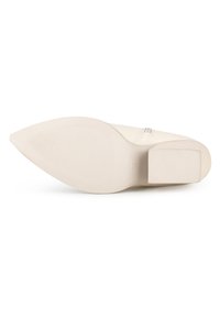 Zapato de punta con un upper de cuero blanco roto liso, un tacón bajo y una suela de goma texturizada. Presenta un detallado de costura minimalista.