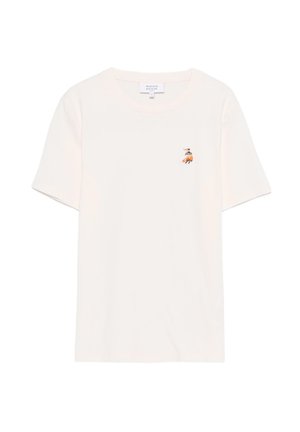T-shirt bianca a maniche corte con una piccola volpe ricamata che indossa una camicia a righe blu e bianca sul lato sinistro del petto.