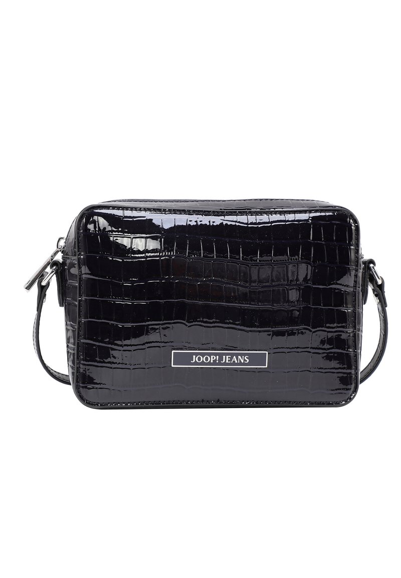 Borsa a tracolla in finta pelle nera con texture a coccodrillo, hardware argentato e targhetta con logo. Forma rettangolare con tracolla regolabile.