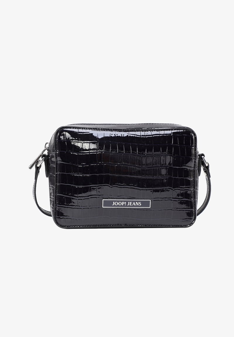 Borsa a tracolla in finta pelle nera con texture a coccodrillo, hardware argentato e targhetta con logo. Forma rettangolare con tracolla regolabile.
