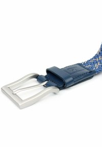 Blauwe geweven riem met een textuurpatroon, voorzien van een zilveren metalen gesp en een leren strap in de buurt van de gesp voor het vastmaken.