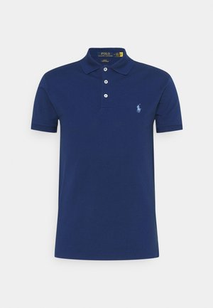 Marineblaue Poloshirt mit kurzen Ärmeln, drei Knöpfen und einem kleinen hellblauen, gestickten Pferdelogo auf der linken Brust.