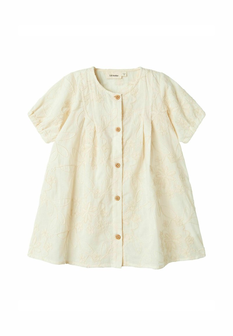 Kurzärmliges, cremefarbenes Kleid mit einem strukturierten Blumenstickdesign, runder Halslinie und fünf Holzknöpfen auf der Vorderseite.