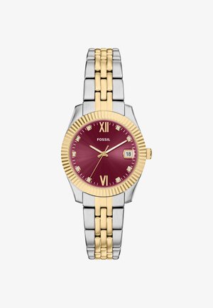 Orologio Fossil con quadrante color bordeaux, dettagli dorati, bracciale in metallo bicolore argento e oro, e finestra per la data alle 3. Presenta indicatori con numeri romani.