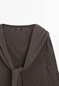 Dunkelgrauer Pullover mit weitem V-Ausschnitt und Kapuze. Verfügt über einen Bindebandverschluss an der Vorderseite und gerippte Details entlang der Kanten. Weicher Stoff.