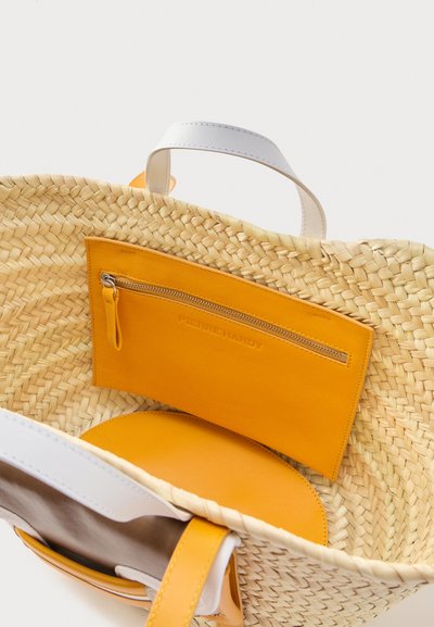 Τσάντα ώμου από ψάθα με λευκές λαβές, που διαθέτει εσωτερική θήκη με φερμουάρ σε μουσταρδί απόχρωση και αντίστοιχο τσαντάκι στο εσωτερικό.
