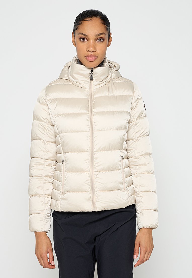 Giacca a vento in beige chiaro con zip frontale, cappuccio e design a righe orizzontali. Presenta tasche laterali doppie e polsini elasticizzati.