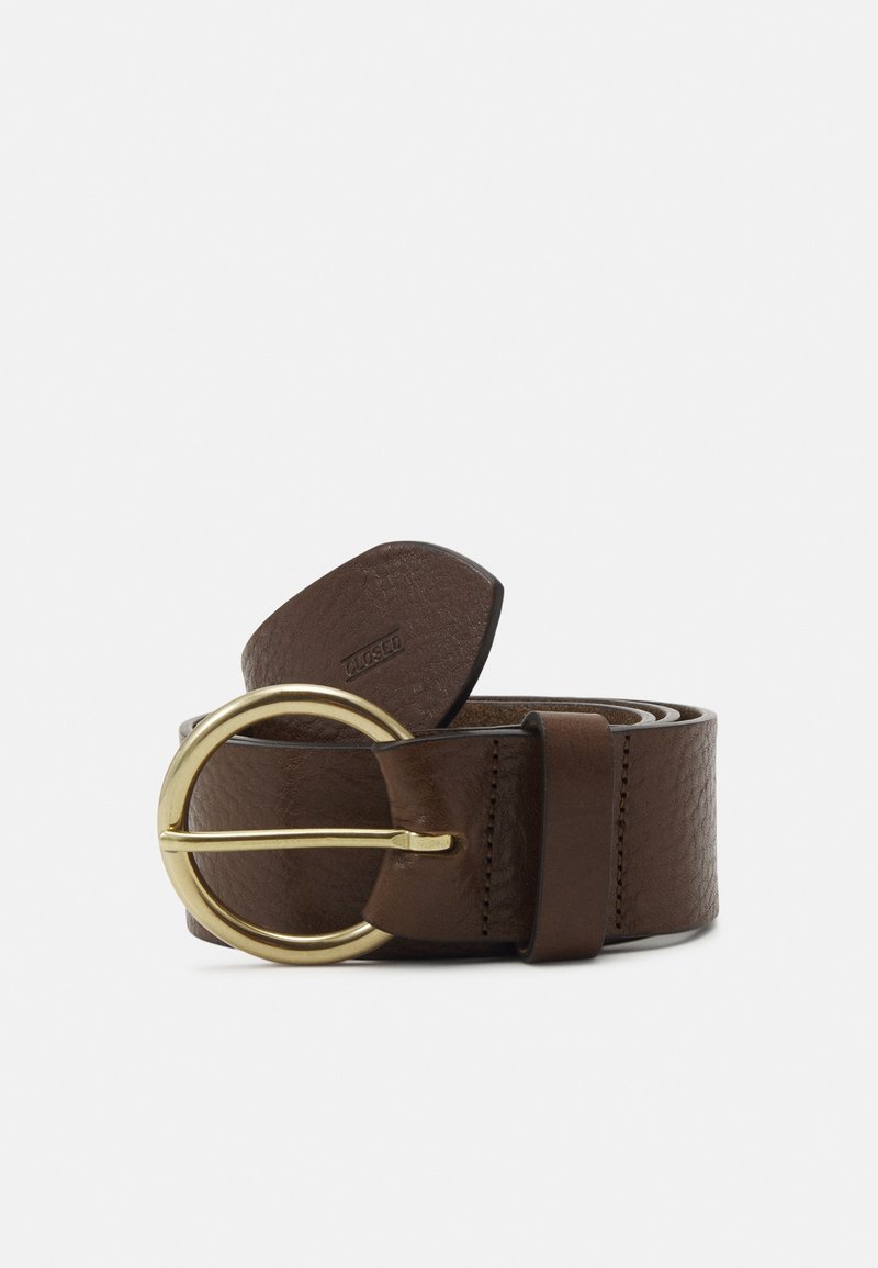 Ceinture en cuir brun texturé avec une boucle ronde en métal doré, roulée soigneusement avec des coutures visibles et une boucle en cuir.