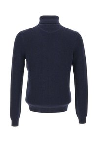 Maglione turtleneck lavorato a maglia di colore blu navy con maniche lunghe, motivo testurizzato e polsini e orlo a costine, visto da dietro.