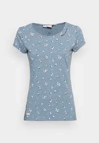 Jasnoniebieska koszulka wykonana z miękkiej bawełny, z kwiatowym wzorem w białe i ciemnoniebieskie, krótkimi rękawami i okrągłym dekoltem.