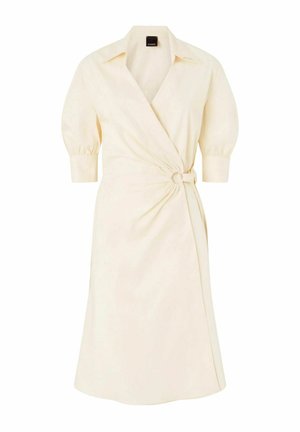 Abito a portafoglio crema con maniche a metà gonfie, colletto a lancia e dettagli arricciati stretti in vita da una fibbia in tessuto.