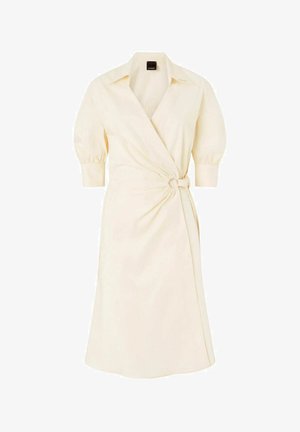 Abito a portafoglio crema con maniche a metà gonfie, colletto a lancia e dettagli arricciati stretti in vita da una fibbia in tessuto.