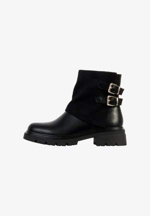 Bottes noires en cuir avec un revers en daim, dotées de deux boucles argentées réglables et d'une semelle épaisse et profilée.