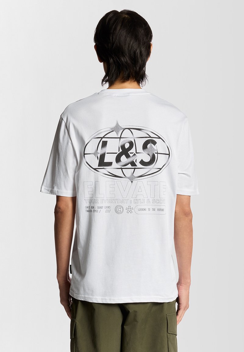 Witte katoenen t-shirt met een groot zwart grafisch ontwerp op de achterkant, inclusief de tekst "L&S ELEVATE" en decoratieve elementen.