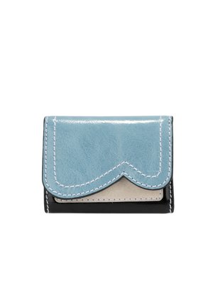Portefeuille compact avec un rabat en cuir bleu clair brillant à bord festonné, corps noir, couture blanche et intérieur beige.