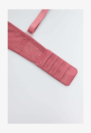 Tira de sujetador de malla rosa con una superficie texturizada, seis cierres de gancho y ojo, y tirantes ajustables para un ajuste perfecto. Bordes suaves y sin patrones.