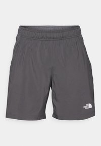 Tummanharmaat shortsit, valmistettu kevyestä kankaasta, joissa on joustava vyötärö ja kaksi sivutaskua; logo painettuna valkoisena oikean alaraajan alaosaan.