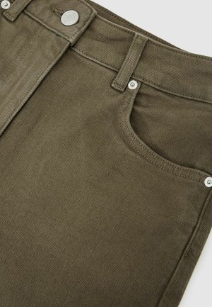 Olívazöld pamutnadrág texturált felülettel, ötzsebes kialakítással, fém kiegészítőkkel és szabványos derékpánttal.
